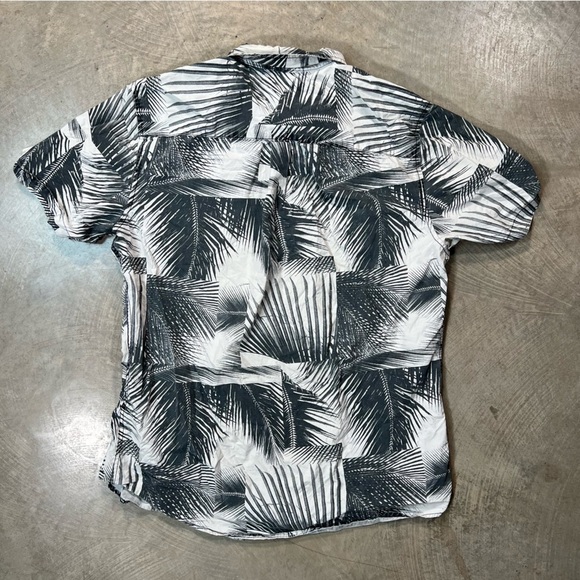 HAWK Cream Short Sleeve Button Down w Grey Foliage Print Size Medium - Picture 7 of 8